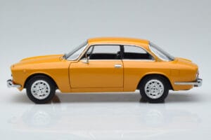 Alfa Romeo 1750 GTV Gul Norev 1:18 187910 Metall — bild 4 av 7