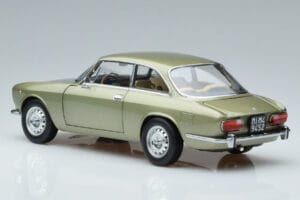 Alfa Romeo GTV 2000 Grön Begränsad Upplaga Norev 1:18 187913 Metall — bild 6 av 7
