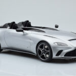 Aston Martin V12 Speedster Silver GT Spirit 1:18 - image 4 of 6