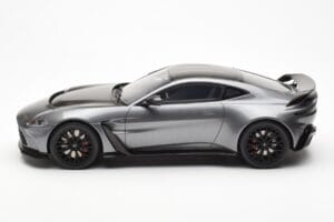 Aston Martin V12 Vantage Magnetic Silver GT Spirit 1:18 GT443 Resin — bild 3 av 6