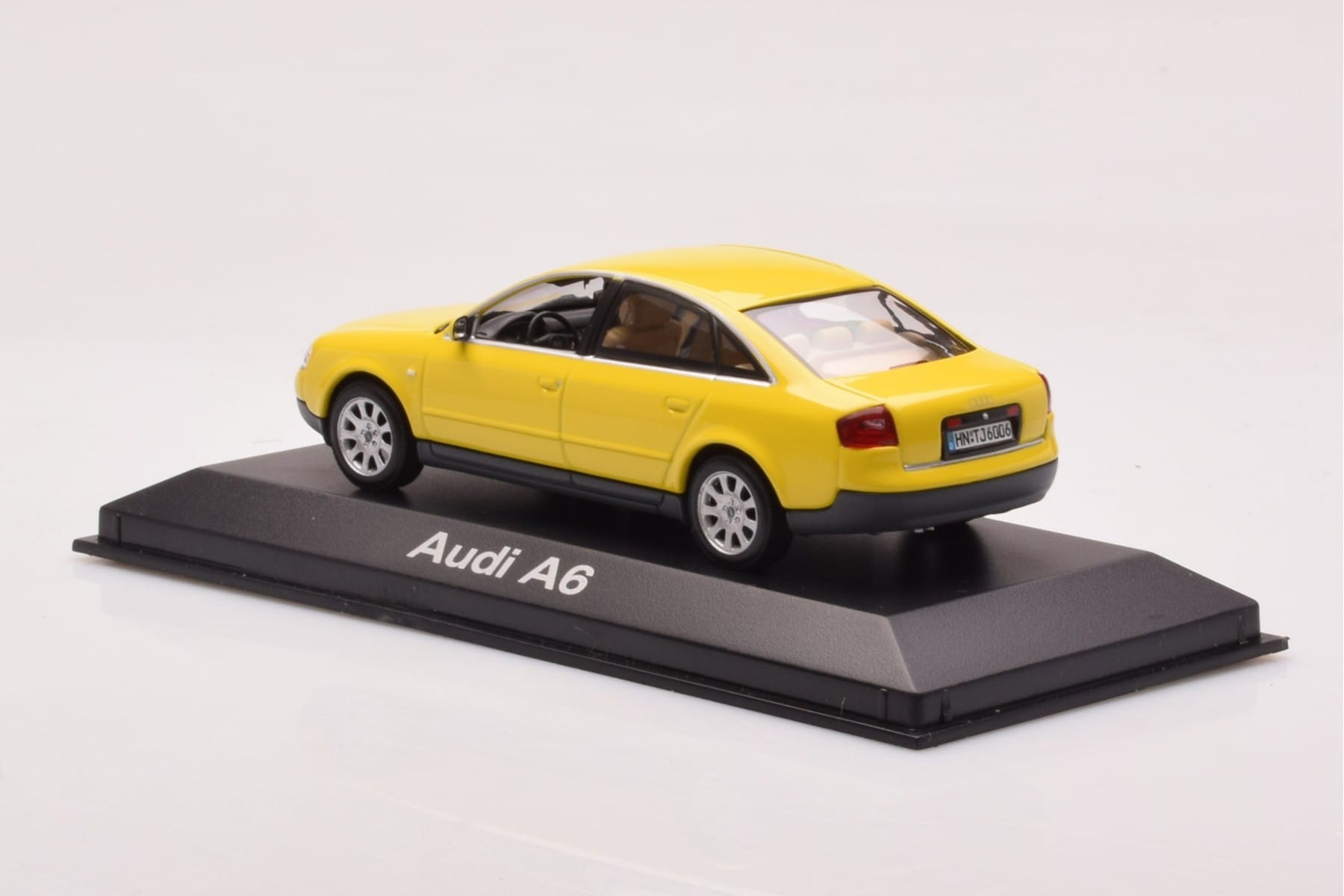 Audi A6 C5 Gul Minichamps 1:43 IND47004 Metall — bild 3 av 4