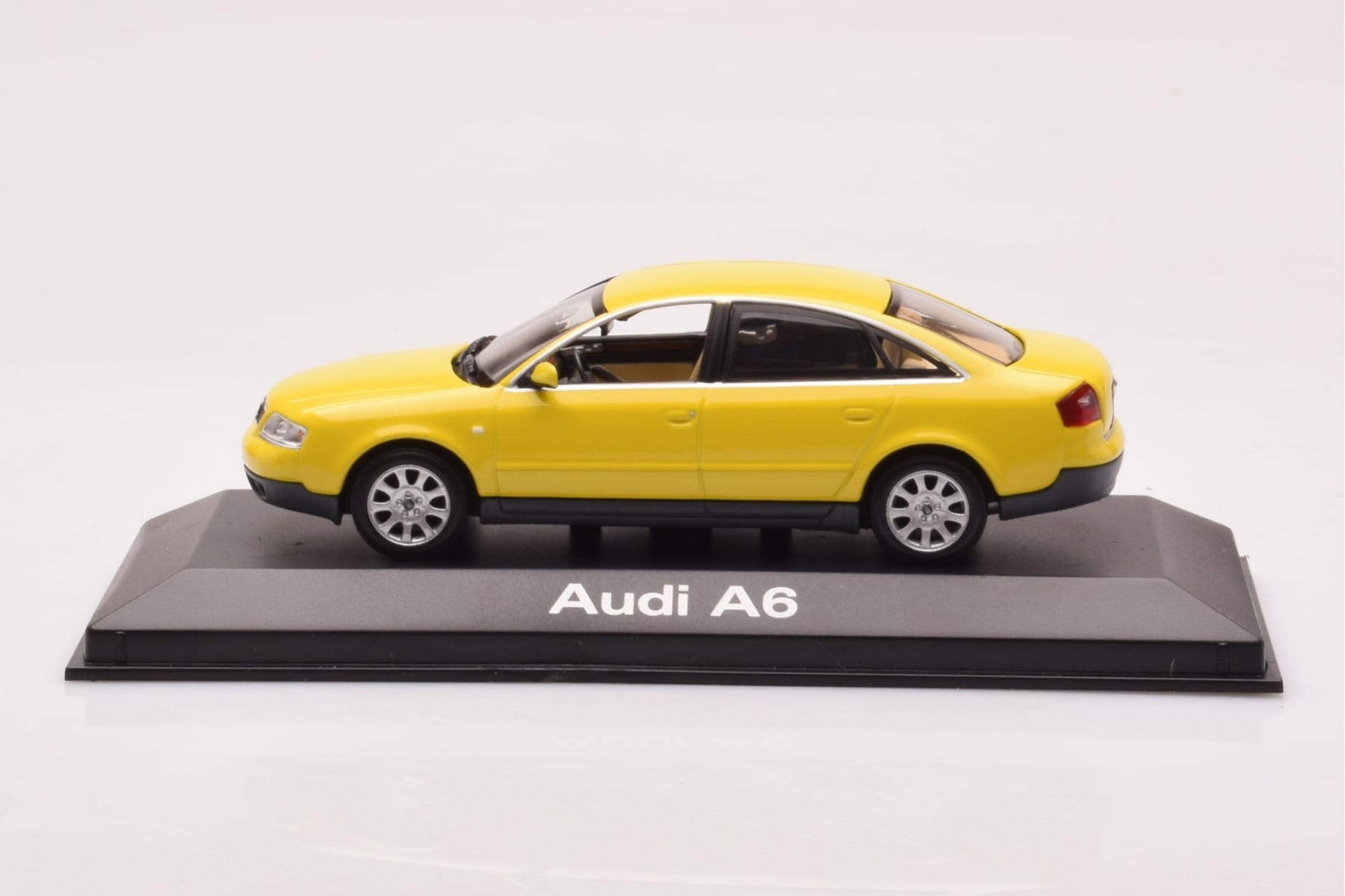 Audi A6 C5 Gul Minichamps 1:43 IND47004 Metall