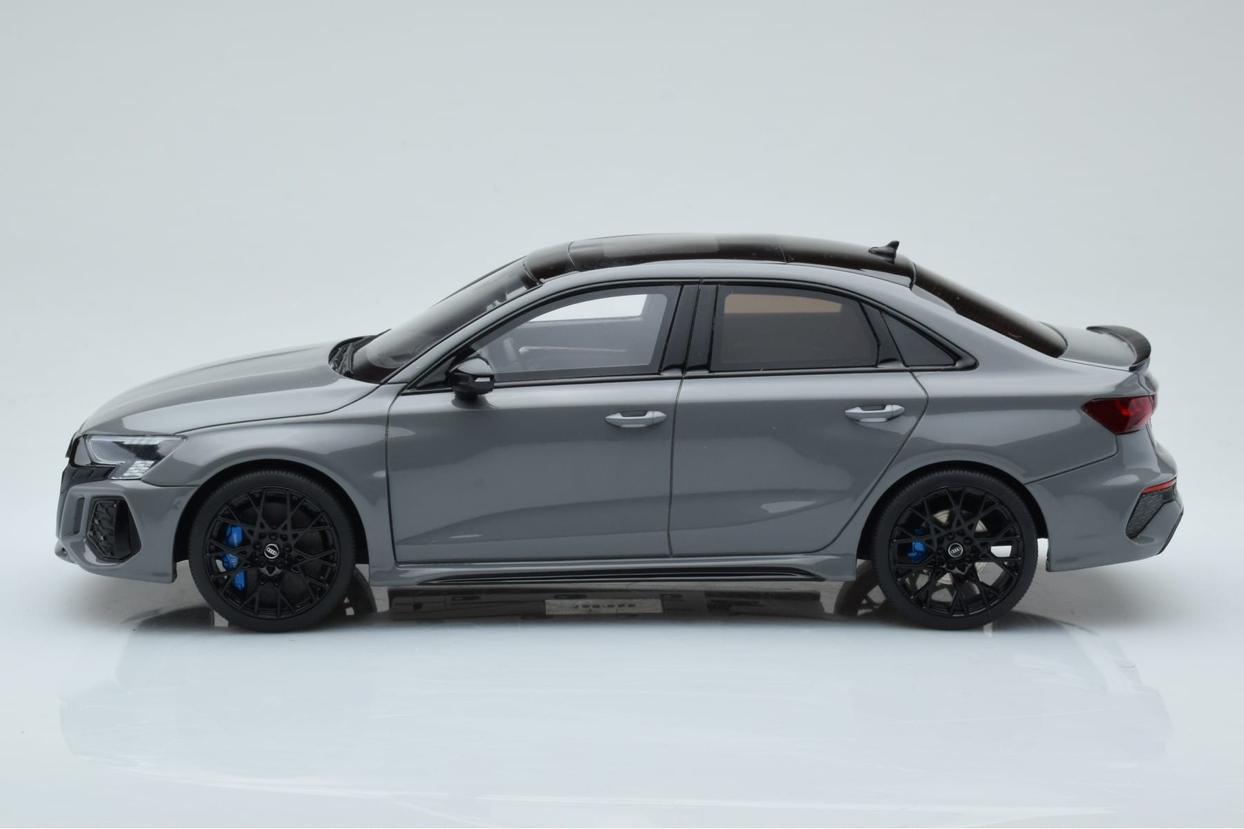 Audi RS3 8Y Sedan Performance Edition Grå GT Spirit 1:18 GT885 Resin — bild 3 av 6