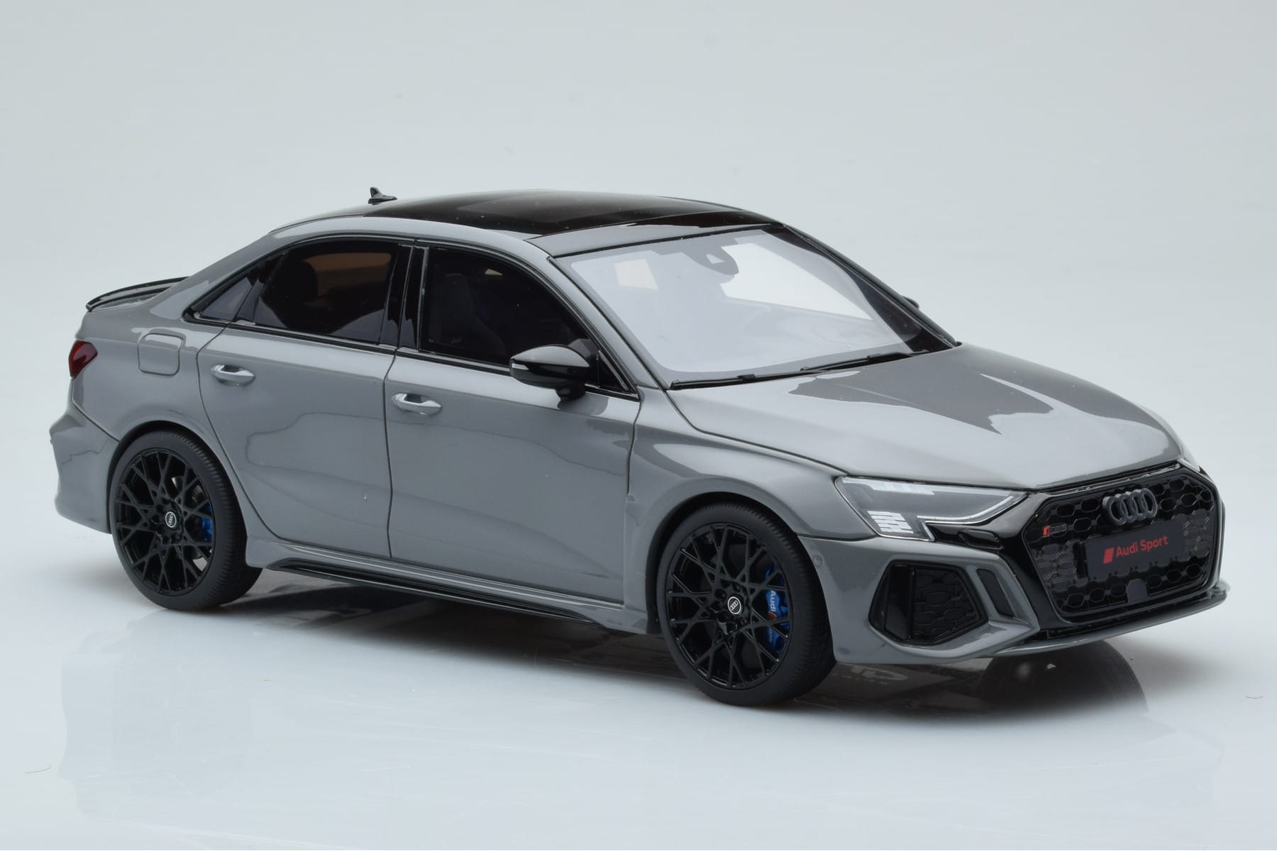 Audi RS3 8Y Sedan Performance Edition Grå GT Spirit 1:18 GT885 Resin — bild 4 av 6