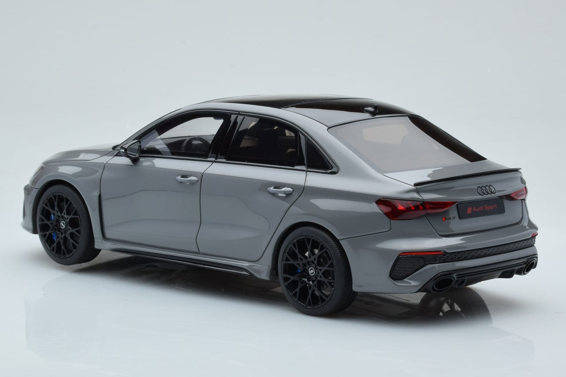 Audi RS3 8Y Sedan Performance Edition Grå GT Spirit 1:18 GT885 Resin — bild 5 av 6