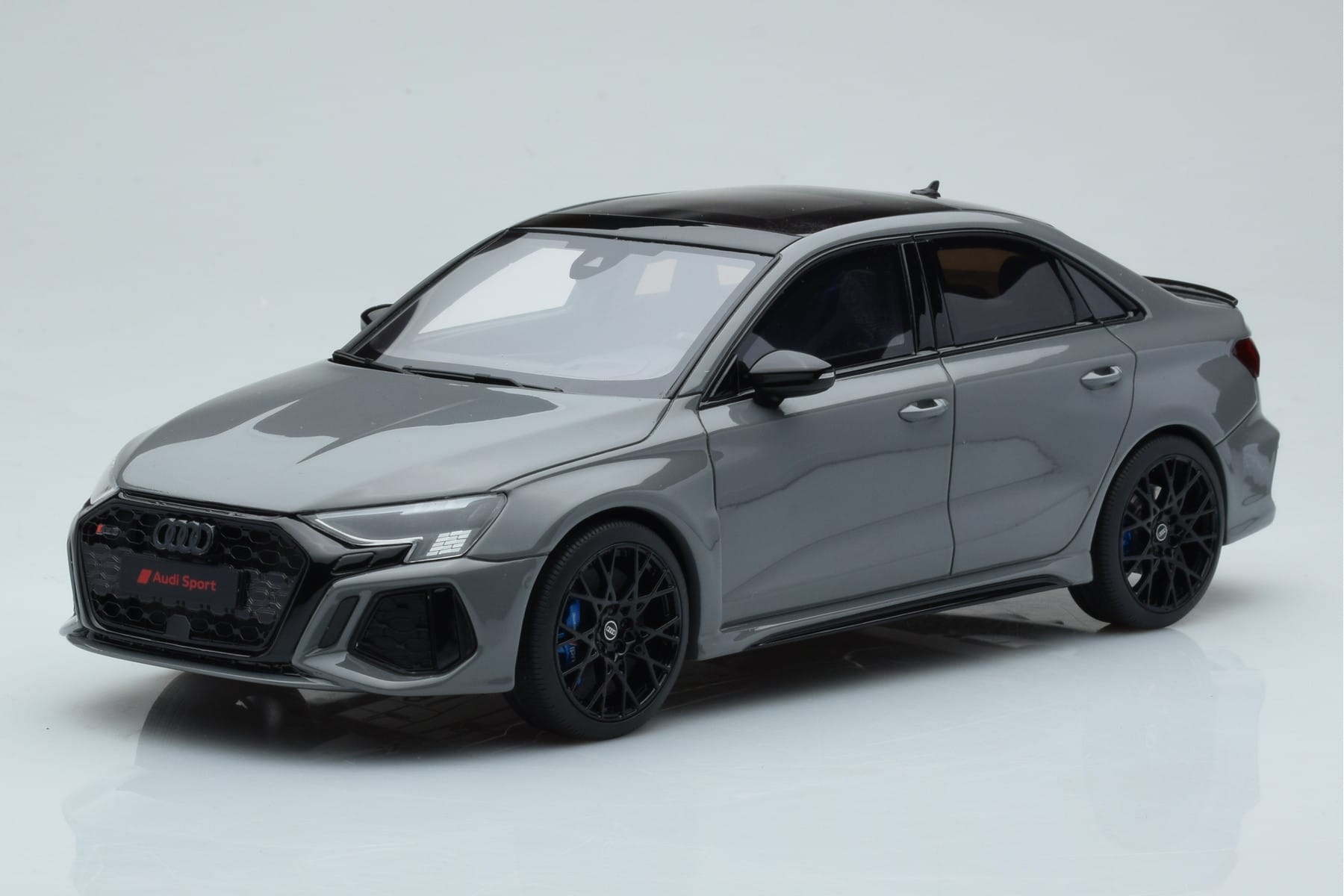 Audi RS3 8Y Sedan Performance Edition Grå GT Spirit 1:18 GT885 Resin