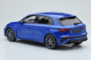Audi RS3 8Y Sportback Performance Edition Nagaro Blå GT Spirit 1:18 GT884 Resin — bild 4 av 5