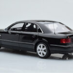 Audi S8 D2 Svart Otto 1:18 - image 5 of 6
