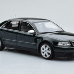 Audi S8 D2 Grön Otto 1:18 - image 4 of 6