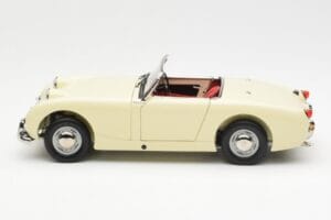 Austin-Healey Sprite Mk I Open Old English Vit Kyosho 1:18 08953EW Metall — bild 4 av 8