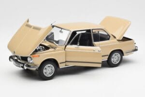 BMW 2002 Ti E10 Sahara Beige Kyosho 1:18 08541BG Metall — bild 2 av 8