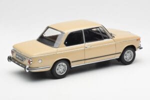 BMW 2002 Ti E10 Sahara Beige Kyosho 1:18 08541BG Metall — bild 3 av 8