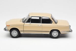 BMW 2002 Ti E10 Sahara Beige Kyosho 1:18 08541BG Metall — bild 4 av 8