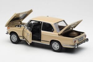BMW 2002 Ti E10 Sahara Beige Kyosho 1:18 08541BG Metall — bild 5 av 8