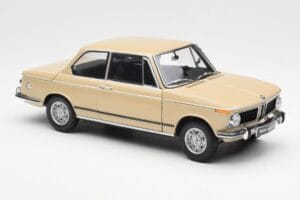BMW 2002 Ti E10 Sahara Beige Kyosho 1:18 08541BG Metall — bild 6 av 8