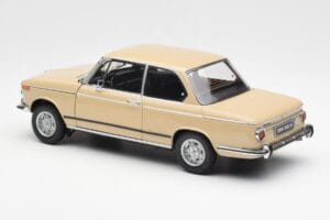BMW 2002 Ti E10 Sahara Beige Kyosho 1:18 08541BG Metall — bild 7 av 8