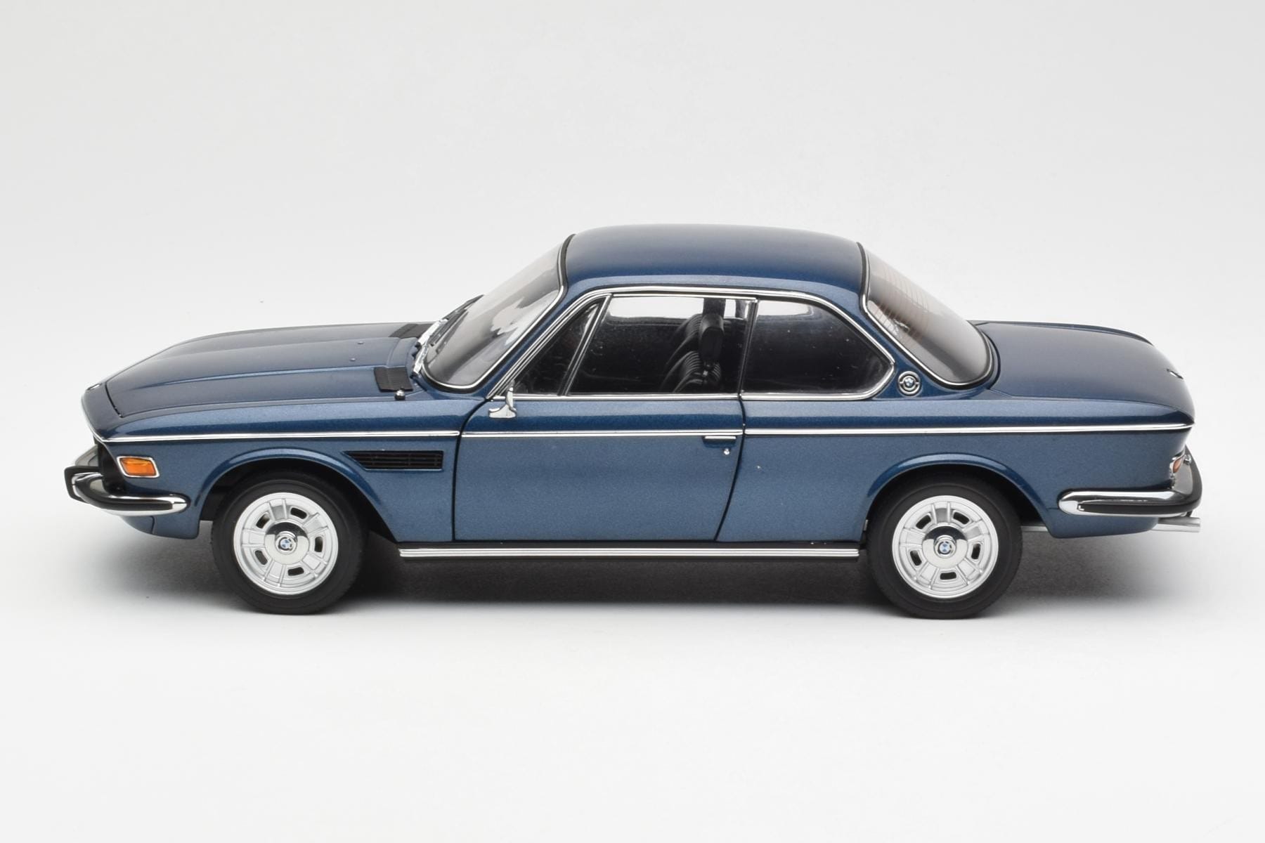 BMW 3.0 CSi E9 Blå Metallic AUTOart 1:18 70672 Metall — bild 4 av 8