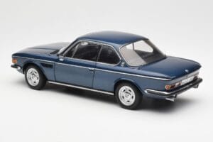 BMW 3.0 CSi E9 Blå Metallic AUTOart 1:18 70672 Metall — bild 7 av 8
