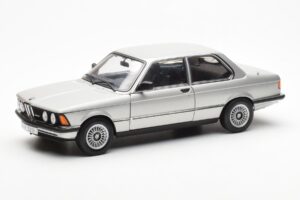 BMW 323i E21 Aspen Silver AUTOart 1:18