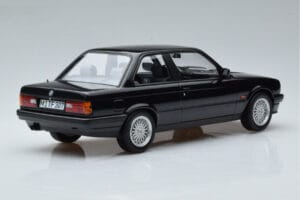 BMW 325i E30 Svart Norev 1:18 183203 Metall — bild 2 av 6