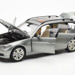 BMW 330i E91 Touring Grå Metallic Kyosho 1:18 - image 2 of 8