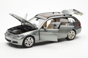 BMW 330i E91 Touring Grå Metallic Kyosho 1:18 80430394359 Metall — bild 2 av 8