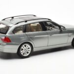 BMW 330i E91 Touring Grå Metallic Kyosho 1:18 - image 3 of 8