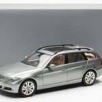 BMW 330i E91 Touring Grå Metallic Kyosho 1:18 - image 8 of 8