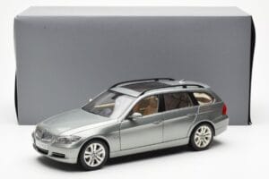 BMW 330i E91 Touring Grå Metallic Kyosho 1:18 80430394359 Metall — bild 8 av 8