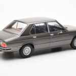 BMW 520i E28 Grå MCG 1:18 - image 2 of 6