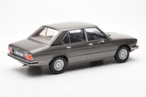 BMW 520i E28 Grå MCG 1:18 MCG18121 Metall — bild 2 av 6