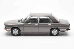 BMW 520i E28 Grå MCG 1:18 MCG18121 Metall — bild 3 av 6