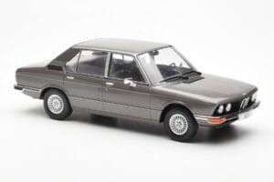 BMW 520i E28 Grå MCG 1:18 MCG18121 Metall — bild 4 av 6