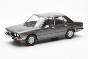 BMW 520i E28 Grå MCG 1:18