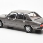 BMW 520i E28 Grå MCG 1:18 - image 5 of 6