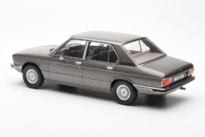 BMW 520i E28 Grå MCG 1:18 MCG18121 Metall — bild 5 av 6