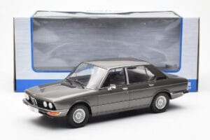 BMW 520i E28 Grå MCG 1:18 MCG18121 Metall — bild 6 av 6