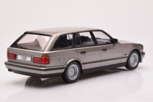 BMW 530i E34 Touring Grå Metallic MCG 1:18 MCG18330 Metall — bild 2 av 6