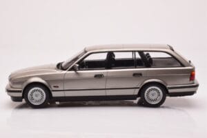 BMW 530i E34 Touring Grå Metallic MCG 1:18 MCG18330 Metall — bild 3 av 6