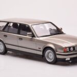 BMW 530i E34 Touring Grå Metallic MCG 1:18 - image 4 of 6