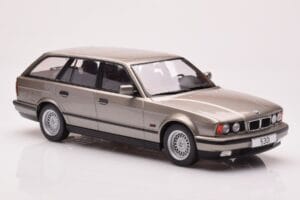 BMW 530i E34 Touring Grå Metallic MCG 1:18 MCG18330 Metall — bild 4 av 6