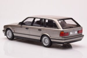 BMW 530i E34 Touring Grå Metallic MCG 1:18 MCG18330 Metall — bild 5 av 6