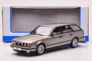 BMW 530i E34 Touring Grå Metallic MCG 1:18 MCG18330 Metall — bild 6 av 6