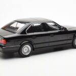 BMW 540i E34 Svart Metallic MCG 1:18 - image 2 of 6