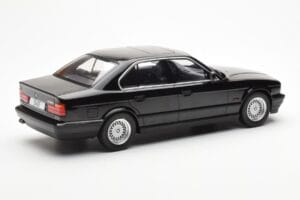 BMW 540i E34 Svart Metallic MCG 1:18 MCG18157 Metall — bild 2 av 6