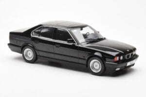 BMW 540i E34 Svart Metallic MCG 1:18 MCG18157 Metall — bild 4 av 6