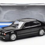 BMW 540i E34 Svart Metallic MCG 1:18 - image 6 of 6