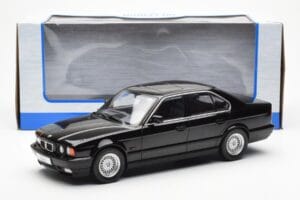 BMW 540i E34 Svart Metallic MCG 1:18 MCG18157 Metall — bild 6 av 6