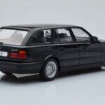 BMW 540i E34 Touring Svart Metallic MCG 1:18 - image 2 of 6