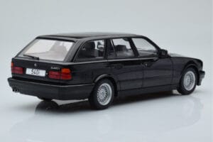 BMW 540i E34 Touring Svart Metallic MCG 1:18 MCG18329 Metall — bild 2 av 6